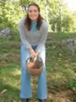 Marianne raccoglie le castagne (30kb)